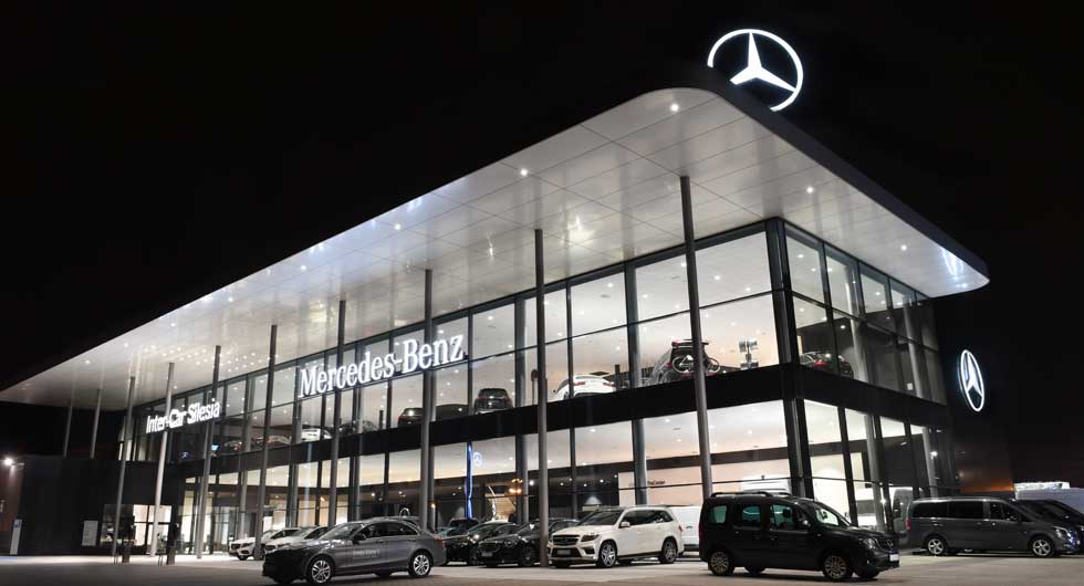 oprawy LED Beghelli w salonie samochodowym Mercedes