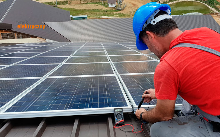 Instalatorzy OZE nie odnawiają kwalifikacji, spada liczba ośrodków szkoleniowych, egzaminy nie są łatwe – wynika z danych UDT