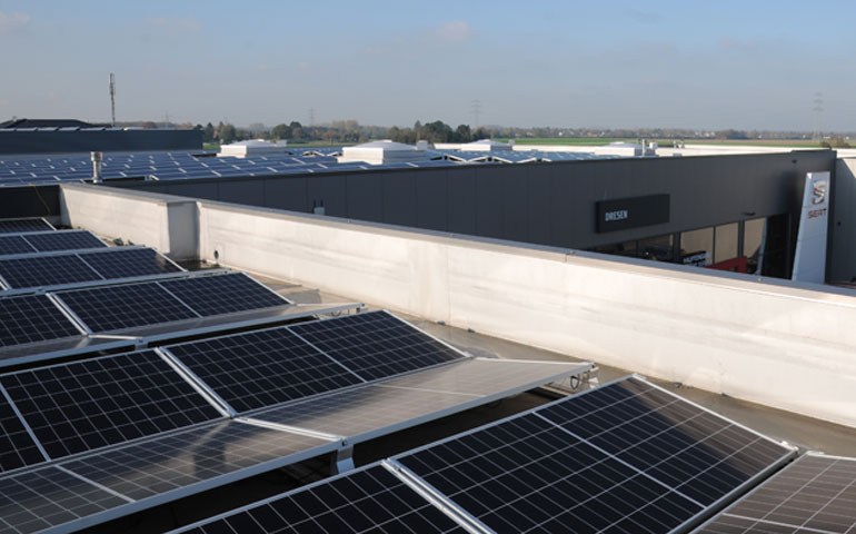 instalacja pv na dachu z modułami IBC Solar