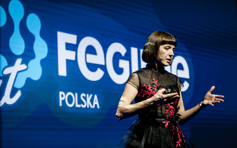 Marta Kulza na scenie podczas gali 20-lecia Fegime w Polsce