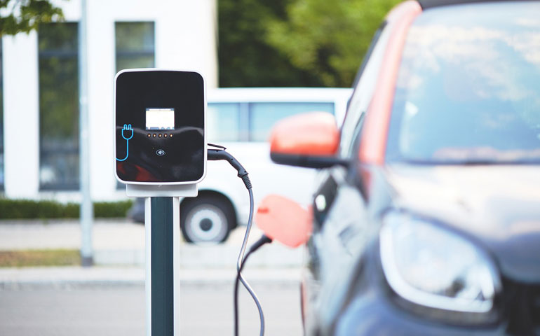 Ładowanie auta elektrycznego