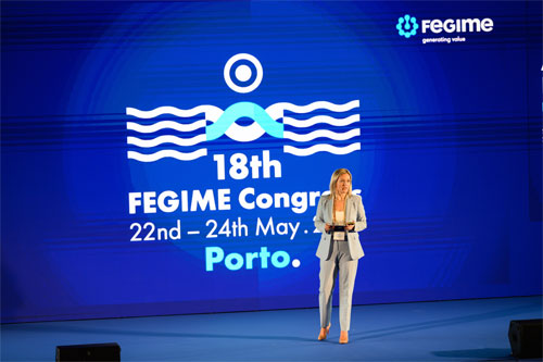 Anna Konopasek, dyrektor zarządzająca FEGIME wita gości na 18. Kongresie FEGIME w Porto