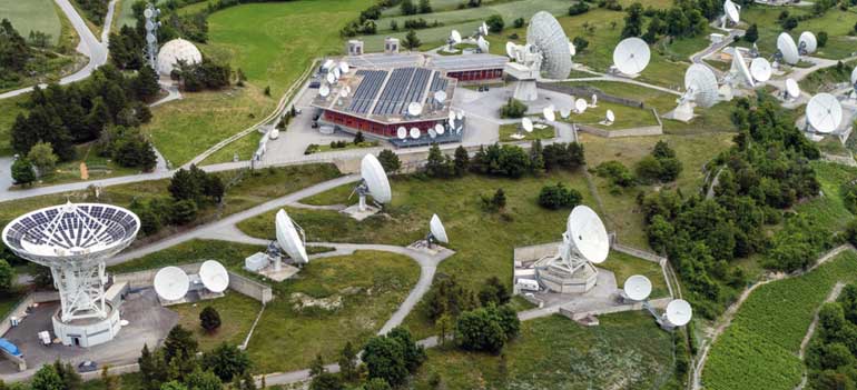 Anteny satelitarne z modułami pv w siedzibie firmy Leuk TDC