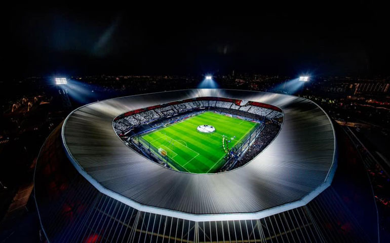 Stadion Feijenoord Rotterdam oświetlony przez Signify