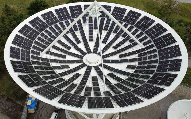 Nieużywana antena satelitarna z modułami pv