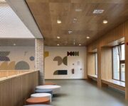 Wnętrze Szkoły Podstawowej Nr 406 w warszawskiej dzielnicy Białołęka z oświetleniem PXF Lighting