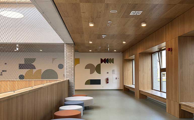 Wnętrze Szkoły Podstawowej Nr 406 w warszawskiej dzielnicy Białołęka z oświetleniem PXF Lighting