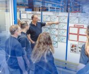 Zespół omawiający automatyzację produkcji dzięki maszynom i systemom TRUMPF