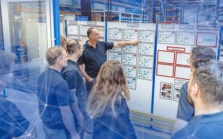 Zespół omawiający automatyzację produkcji dzięki maszynom i systemom TRUMPF