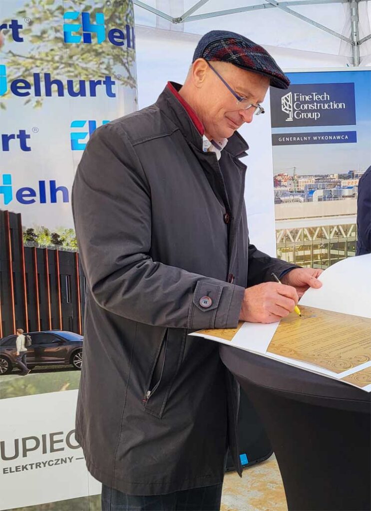 Dariusz Szydłowski, prezes Elhurt, podpisuje akt erekcyjny pod budowę centrum dystrybucji