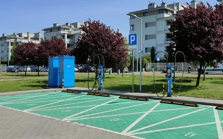Hub ładowania aut elektrycznych przy Decathlon Warszawa-Targówek