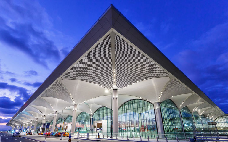 Lotnisko Istambuł z oświetleniem Helvar