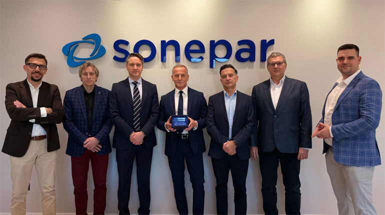 Uczestnicy spotkania z okazji 35-lecia współpracy Signify i Sonepar