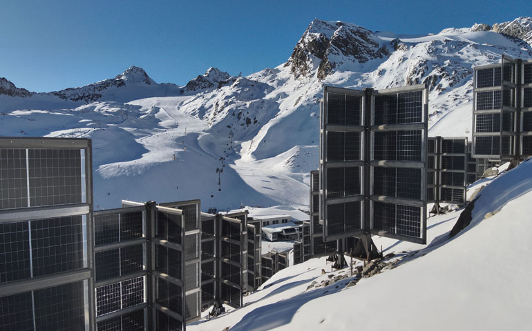 Krzyżowy system fotowoltaiczny w Alpach