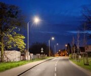 Oświetlona droga w rejonie zarządzanym przez Tauron