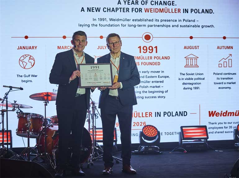Witold Bereszczyński odbiera pamiątkową tablicę z okazji 35-lecia Weidmuller w Polsce.